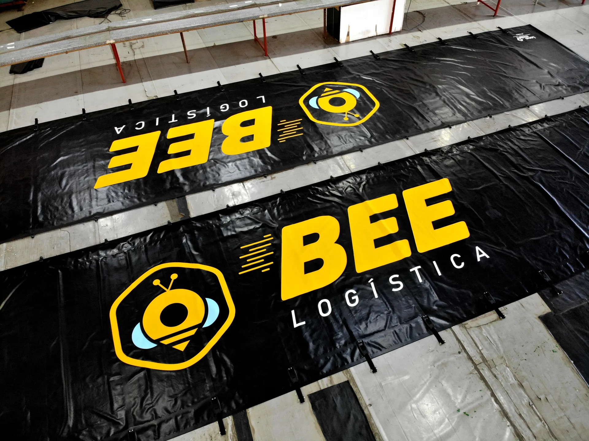 Caminhão coberto com lona em PVC reforçado fabricada sob medida em Itapira/SP