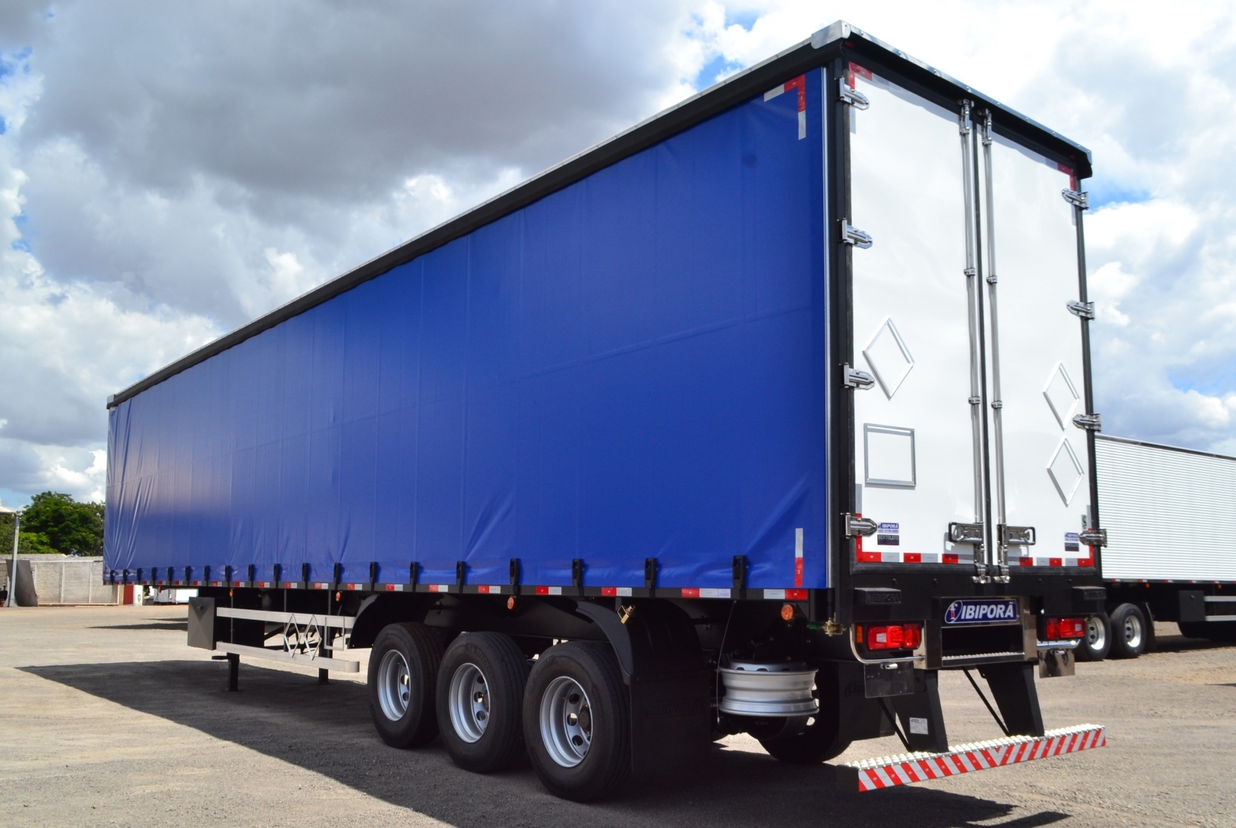 Caminhão sider azul com cortina lateral 12x12 fios fabricada pela Lona Mais