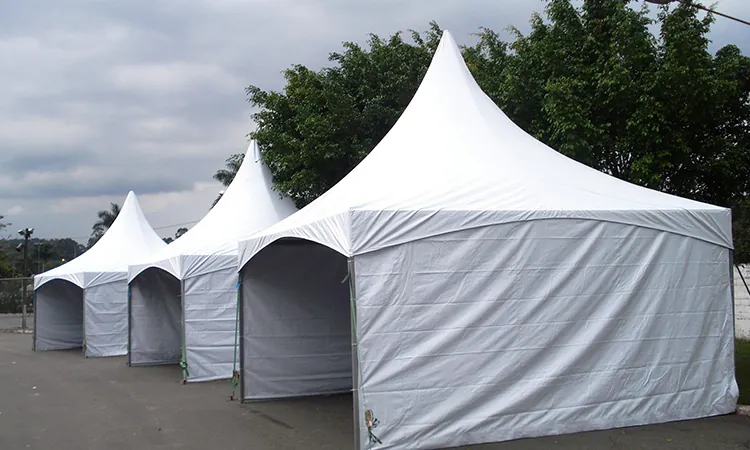Tendas brancas confeccionadas em lona TD1000 para eventos