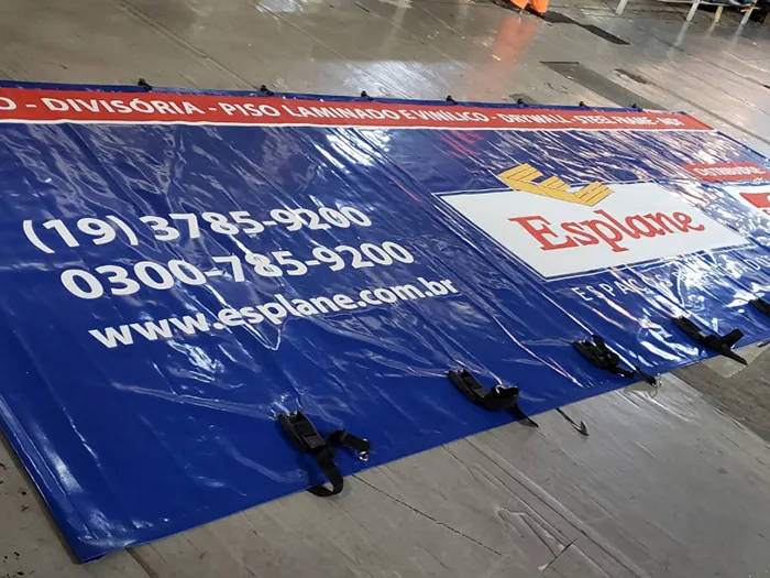 Lona com logo de transportadora aplicado pela Lona Mais