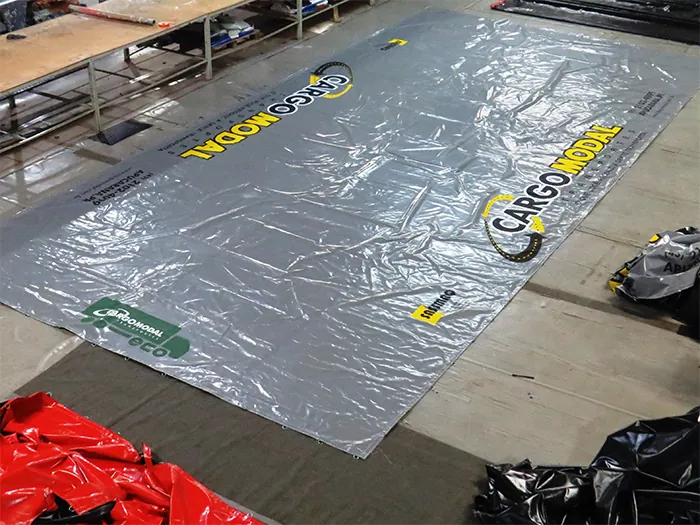 Lona PVC laranja sob medida fabricada pela Lona Mais para caminhão