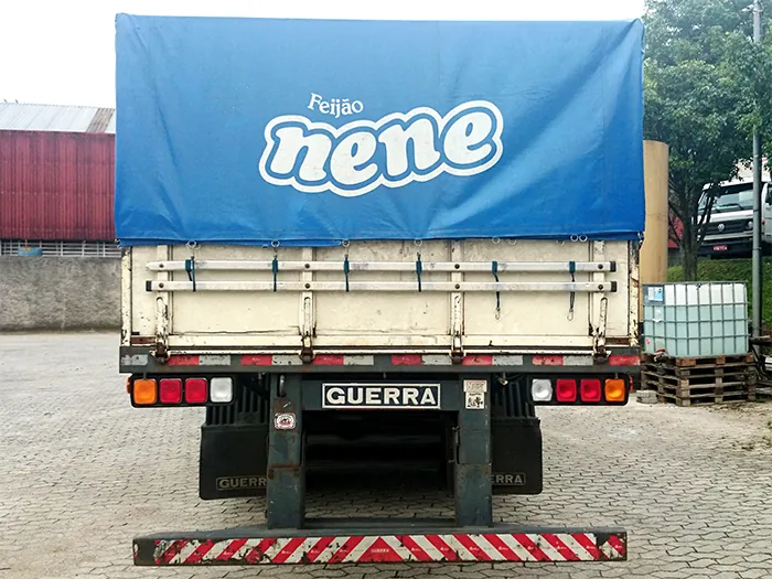 Cortina sider azul com identidade visual de cliente em frota
